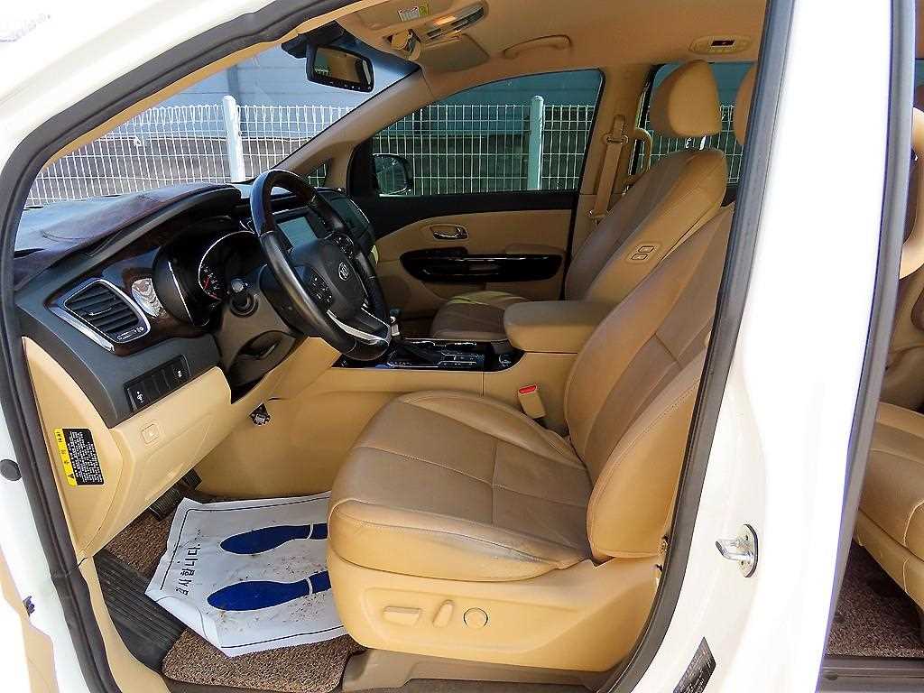 KIA Carnival - Vista 5