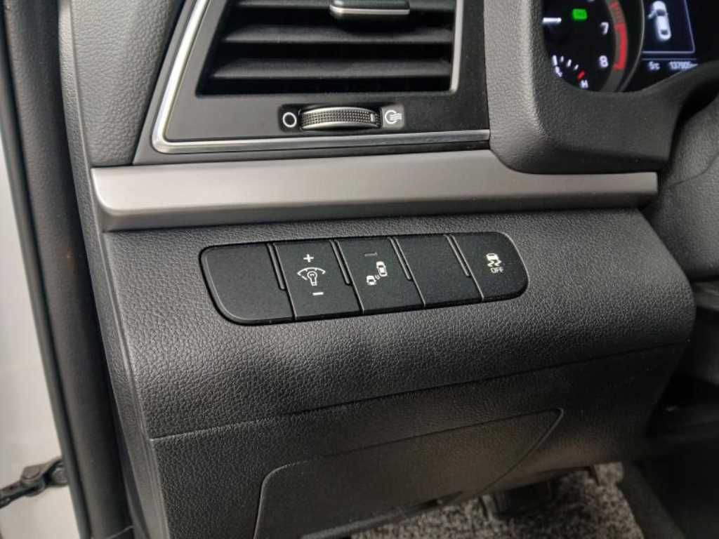 HYUNDAI Avante - Vista 11