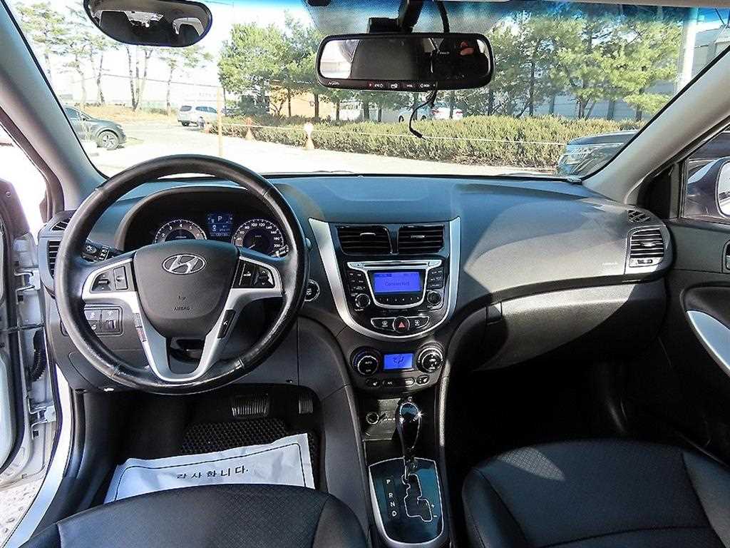 HYUNDAI Accent - Vista 7