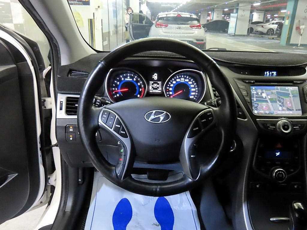 HYUNDAI Avante - Vista 8