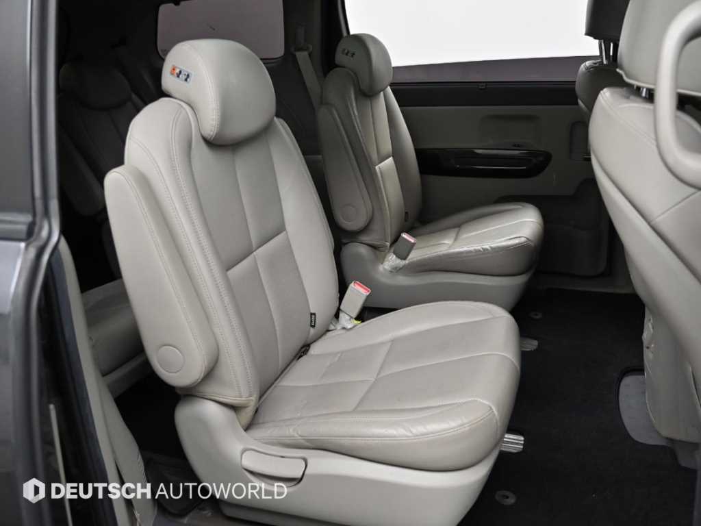 KIA Carnival - Vista 12