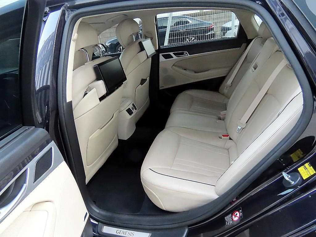 HYUNDAI Genesis - Vista 6