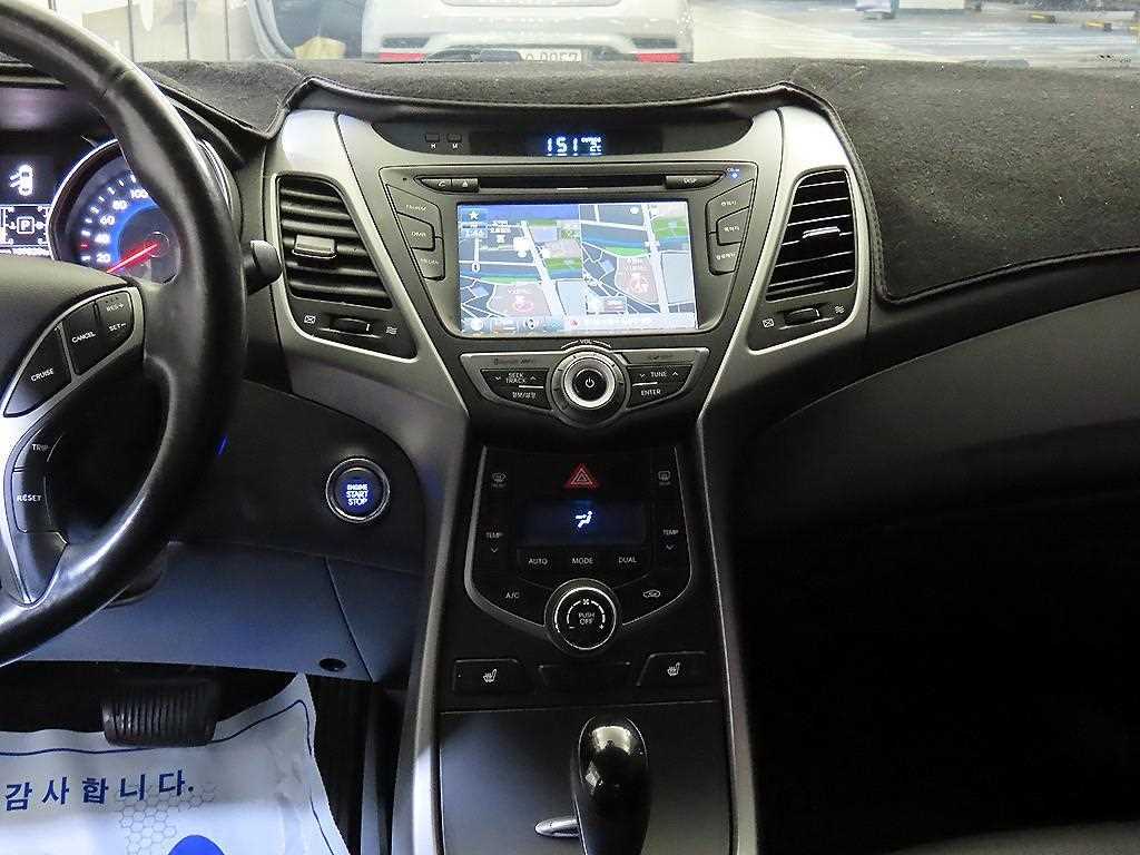 HYUNDAI Avante - Vista 11