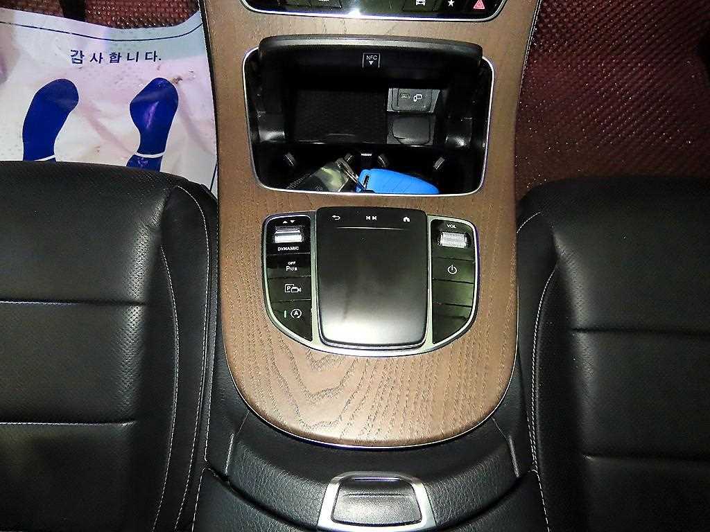 Mercedes Benz E class - Vista 12