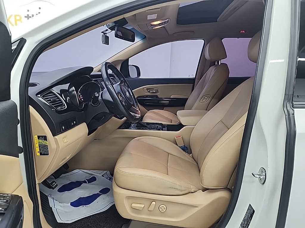 KIA Carnival - Vista 11