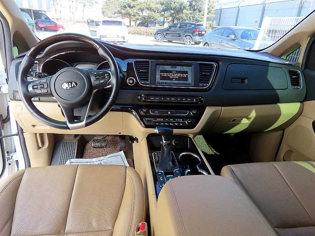 KIA Carnival - Vista 8