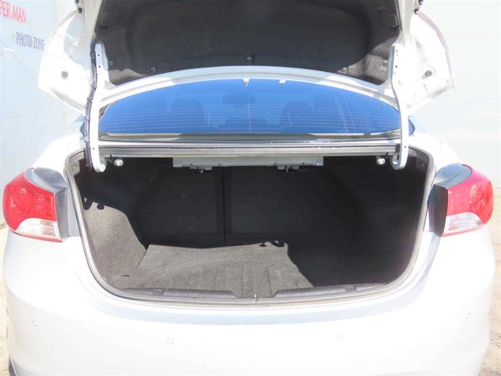 HYUNDAI Avante - Vista 5