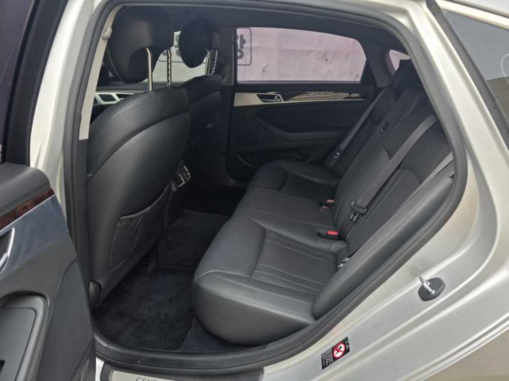 HYUNDAI Genesis - Vista 5