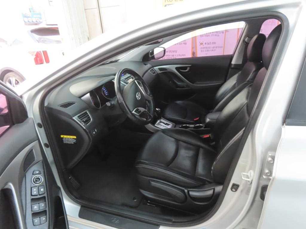 HYUNDAI Avante - Vista 5