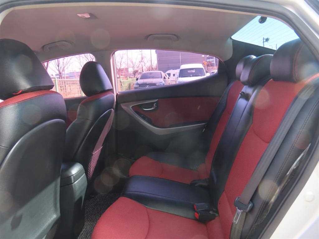 HYUNDAI Avante - Vista 7