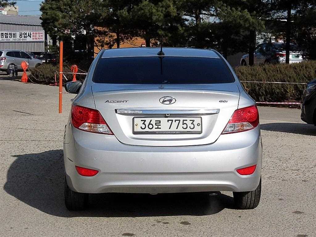 HYUNDAI Accent - Vista 4
