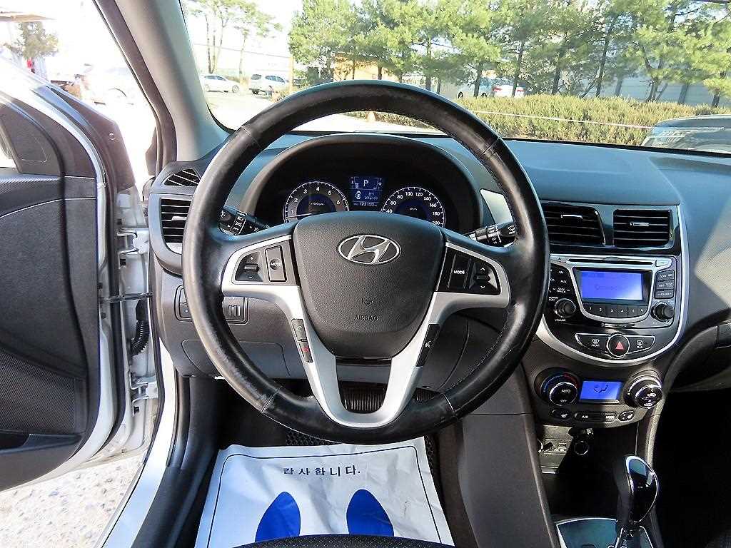 HYUNDAI Accent - Vista 8