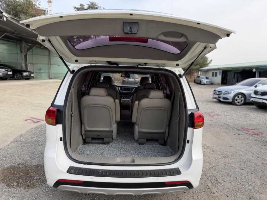KIA Carnival - Vista 5