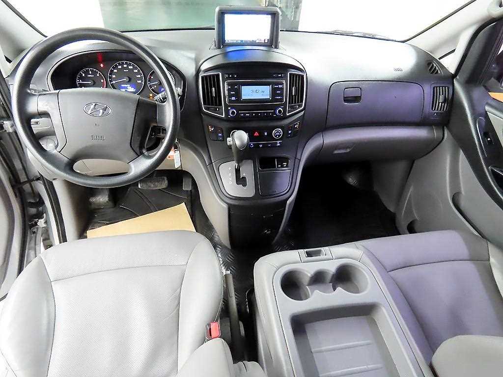 HYUNDAI Starex - Vista 7