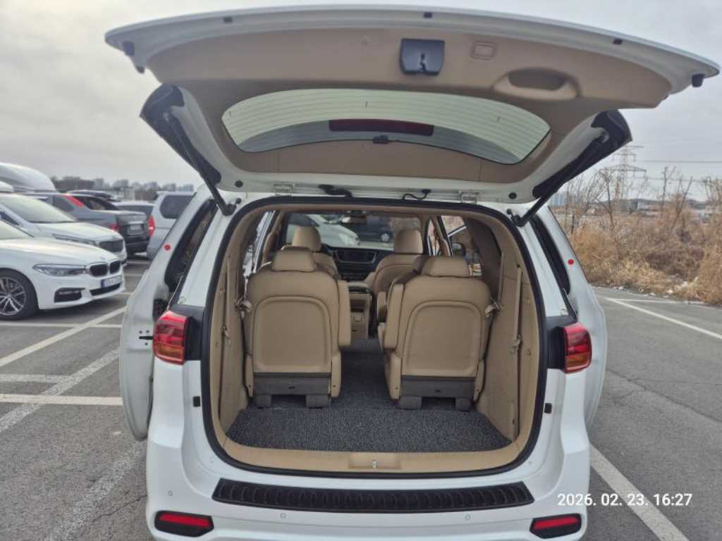 KIA Carnival - Vista 11