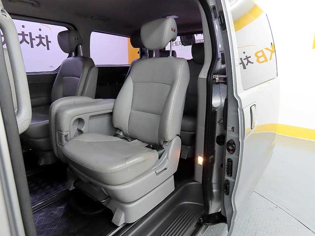 HYUNDAI Starex - Vista 6