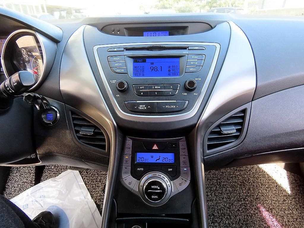 HYUNDAI Avante 2013 Gris - Importación desde Corea - HF Imports Iquique - Foto 13