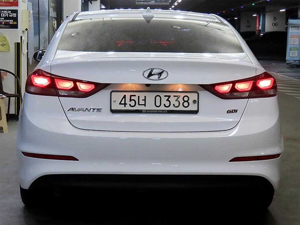 HYUNDAI Avante - Vista 5