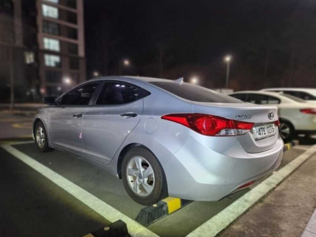 HYUNDAI Avante - Vista 5