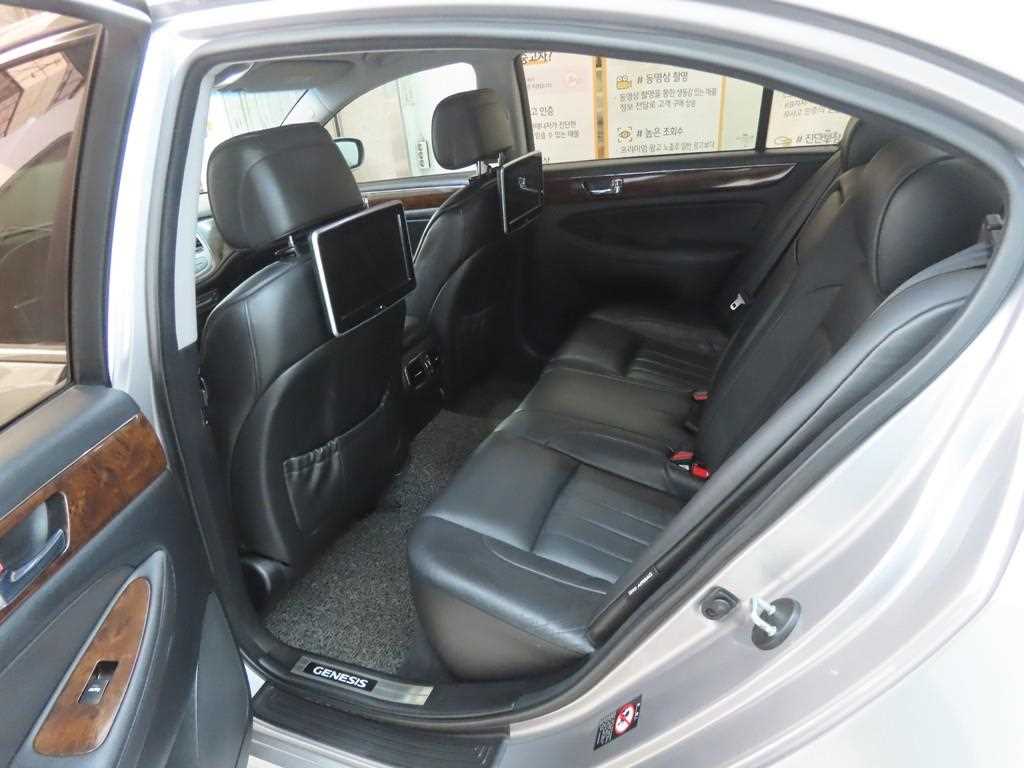 HYUNDAI Genesis - Vista 6