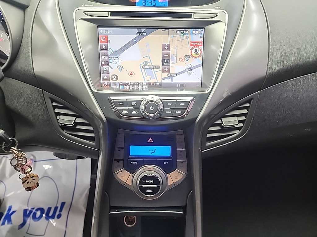 HYUNDAI Avante - Vista 10