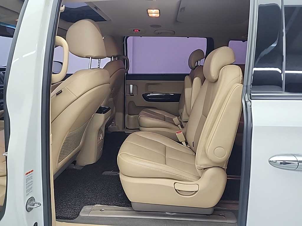 KIA Carnival - Vista 12