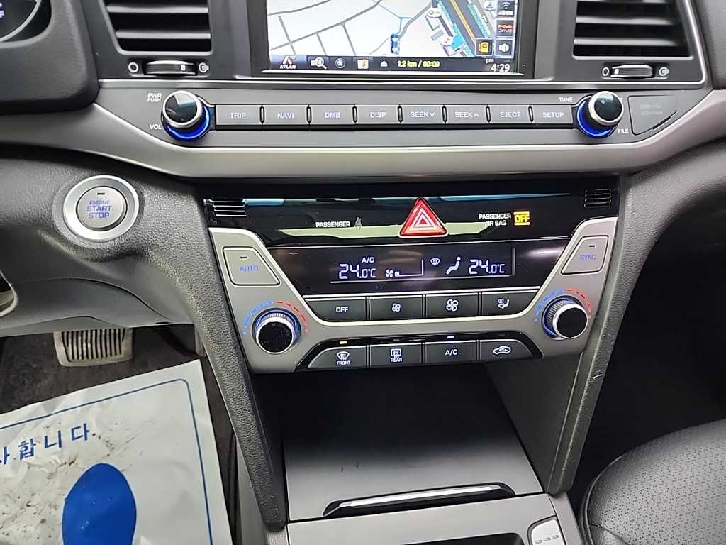 HYUNDAI Avante - Vista 10