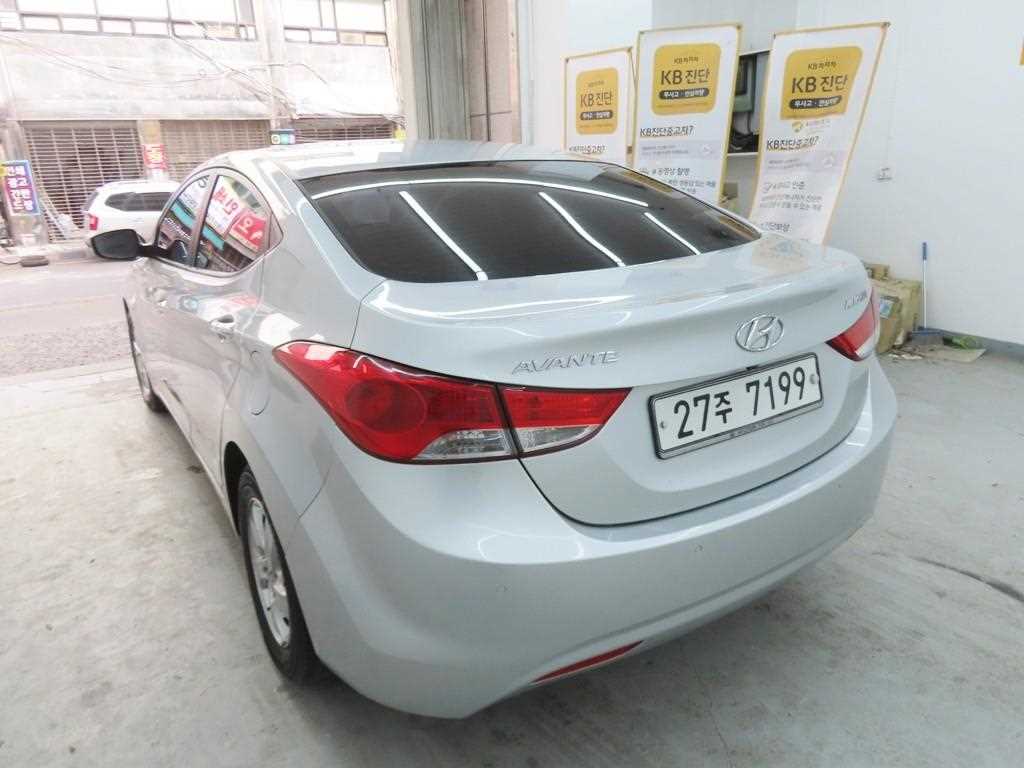 HYUNDAI Avante - Vista 4