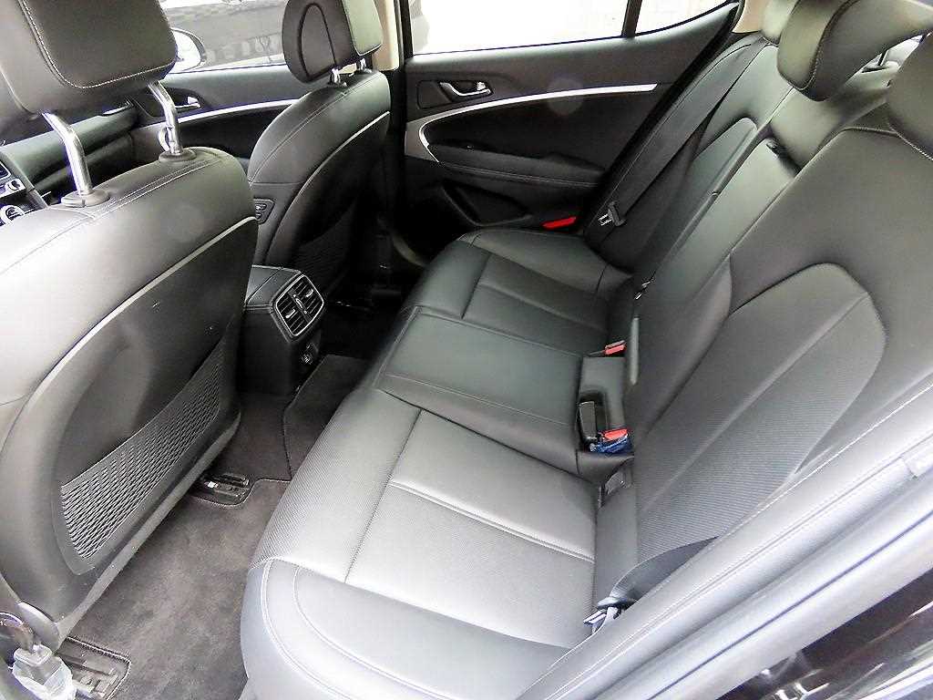 Genesis G70 - Vista 6