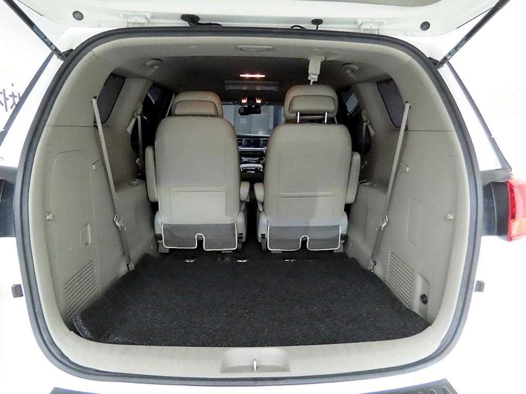 KIA Carnival - Vista 5