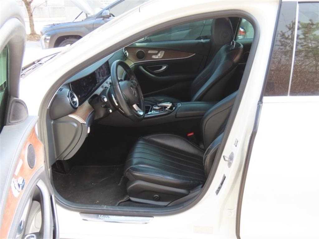 Mercedes Benz E class - Vista 12