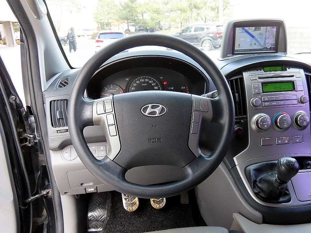 HYUNDAI Starex - Vista 8