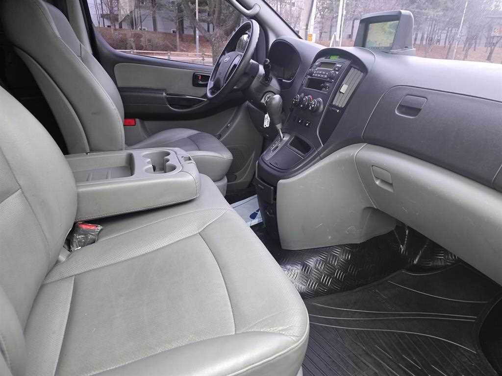 HYUNDAI Starex - Vista 5