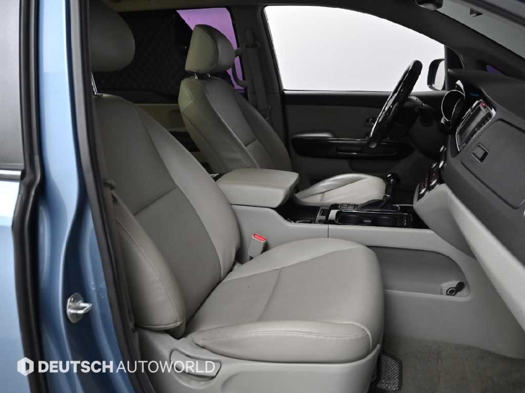 KIA Carnival - Vista 10