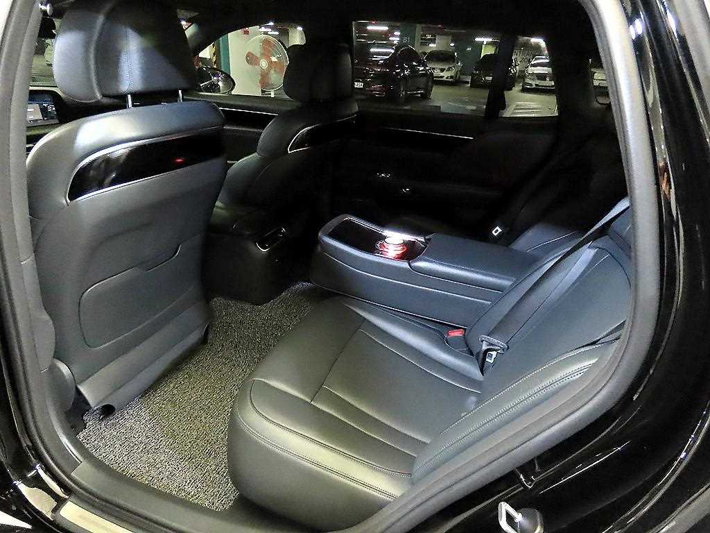 Genesis G90 - Vista 7