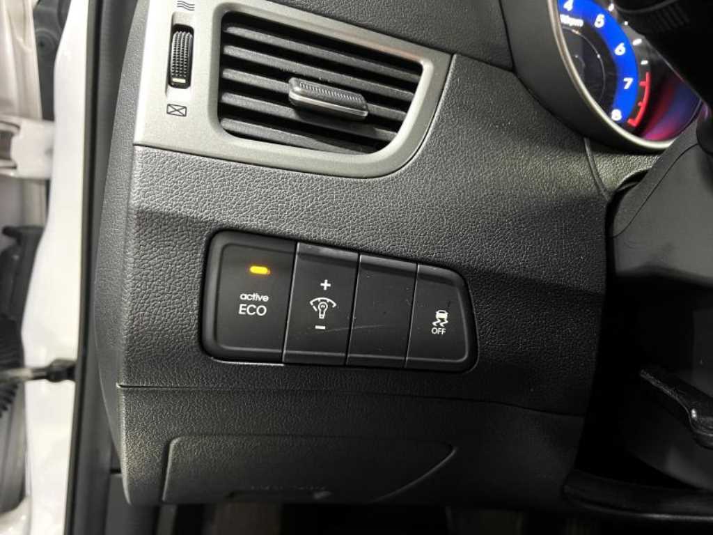 HYUNDAI Avante - Vista 10