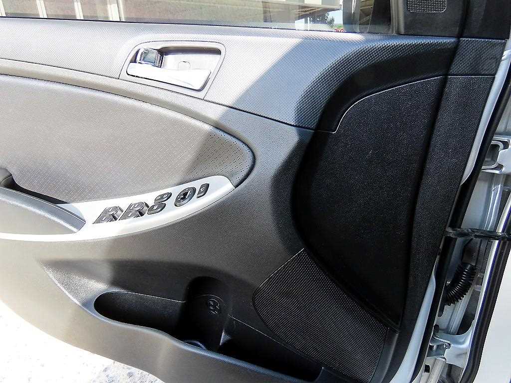 HYUNDAI Accent - Vista 11