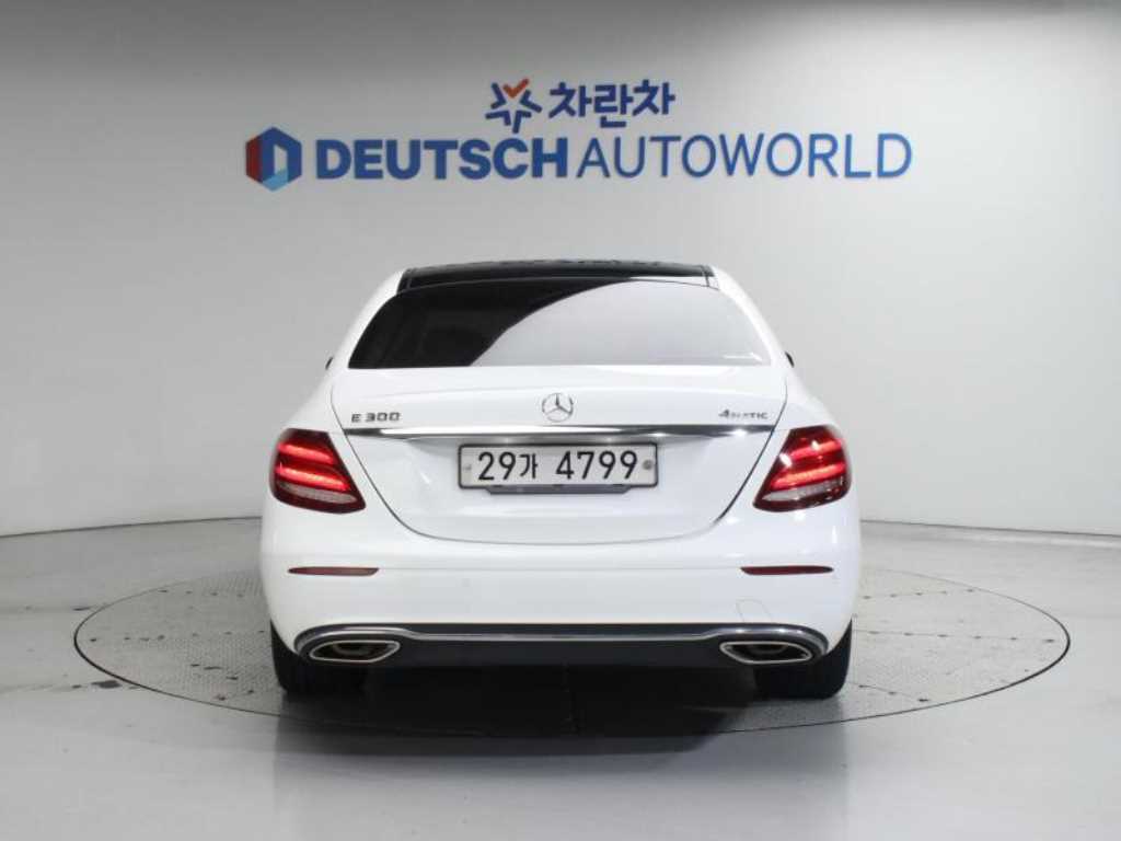 Mercedes Benz E class - Vista 4