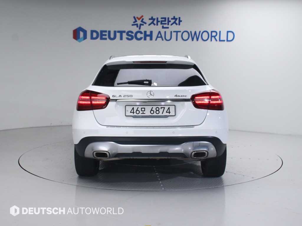 Mercedes Benz GLA Class - Vista 4