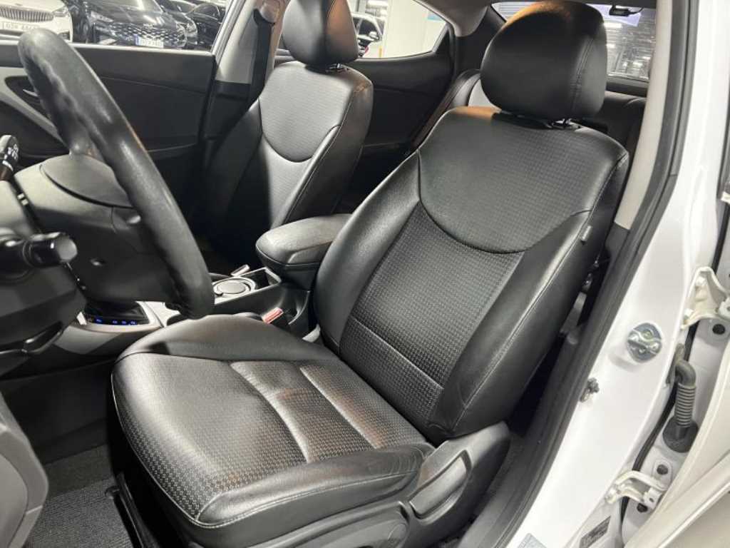 HYUNDAI Avante - Vista 7