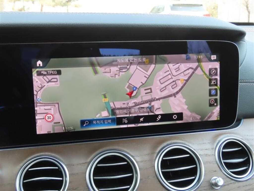 Mercedes Benz E class - Vista 8