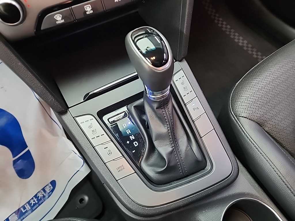 HYUNDAI Avante - Vista 10