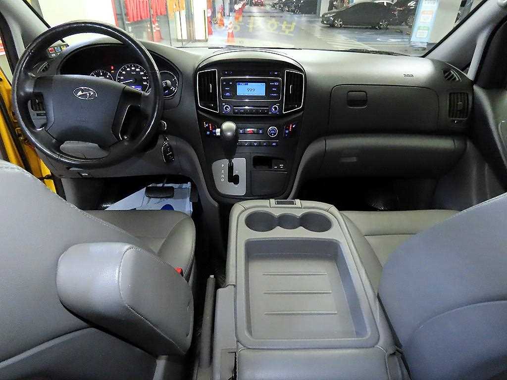HYUNDAI Starex - Vista 10
