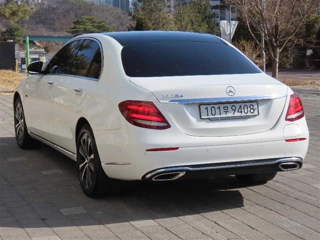Mercedes Benz E class - Vista 4