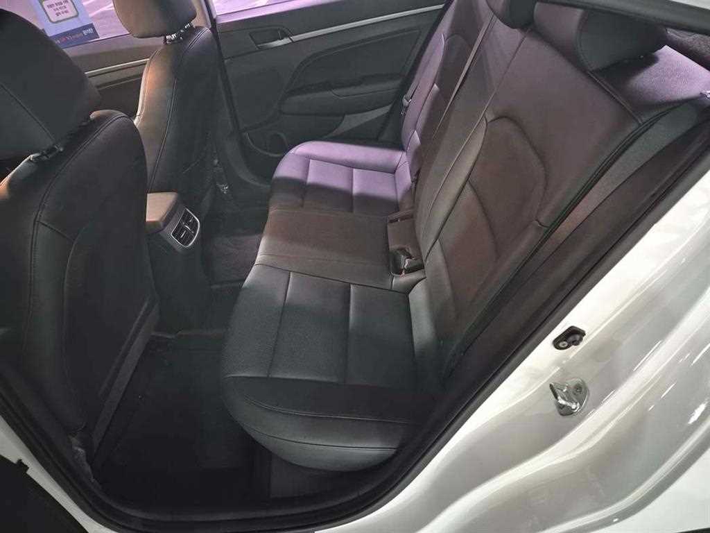 HYUNDAI Avante - Vista 7