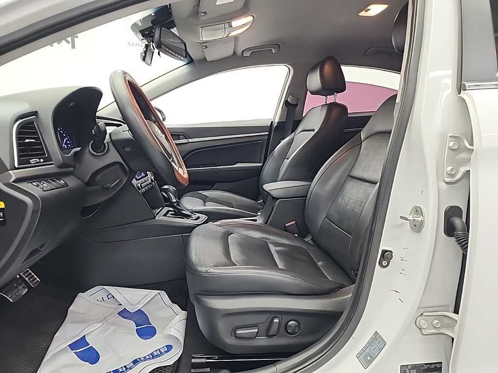 HYUNDAI Avante - Vista 10