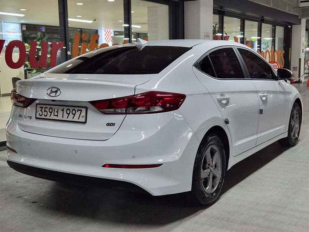 HYUNDAI Avante - Vista 4