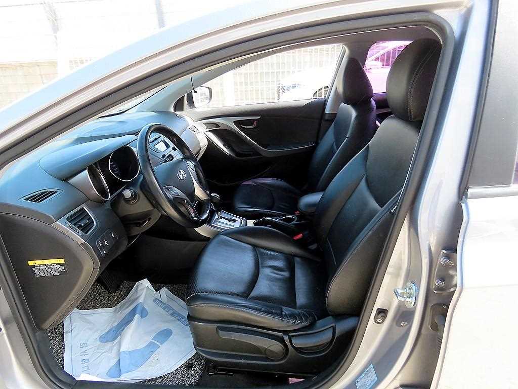 HYUNDAI Avante - Vista 5