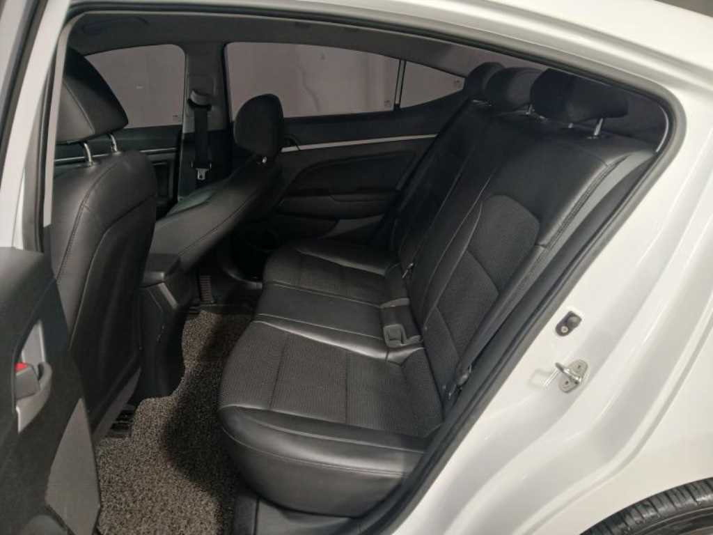 HYUNDAI Avante - Vista 7