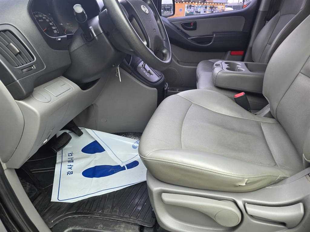 HYUNDAI Starex - Vista 10